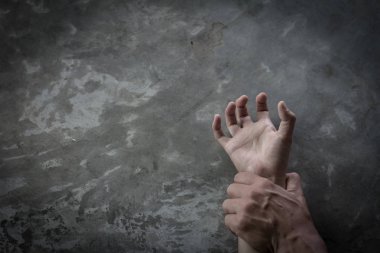 adamın elini tutan bir kadın el, anti-ticareti ve kadınlara karşı şiddetin durdurulması cinsel taciz ve tecavüz kavramı,,