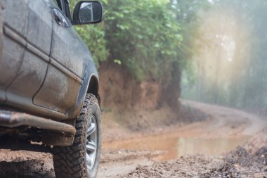 Off-Road Dağ yolda, sergüzeşt seyahat etmek, yağışlı sezon seyahat.