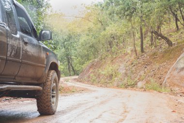 Off-Road Dağ yolda, sergüzeşt seyahat etmek, yağışlı sezon seyahat.