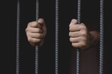 Adam çelik kafeste mahkum kavramı, hapsedildi özgür olmak umut.