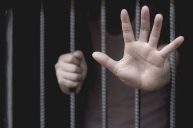 Hapiste, mahkum kavramı, insanın ellerinde closeup özgür olmak umut.