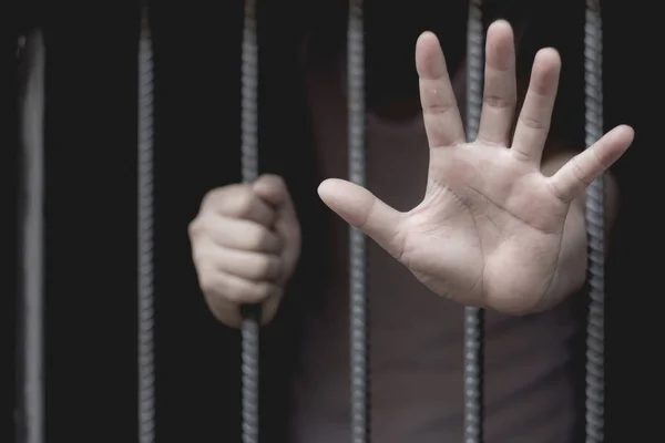 Primer Plano Las Manos Del Hombre Sentado Cárcel Concepto Prisionero — Foto de Stock