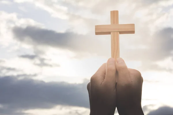 手持十字架的人的手 背景是日出 概念为基督徒 基督教 天主教宗教 天体或上帝 — 图库照片