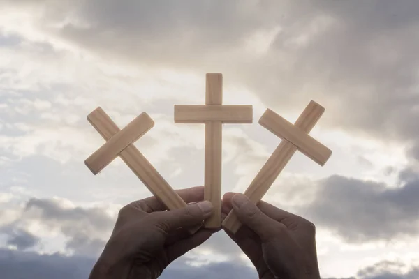 Menselijke Hand Met Drie Kruis Achtergrond Zonsopgang Concept Voor Christian — Stockfoto