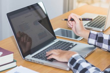 İş kadını veya işletme belgesi ile dizüstü bilgisayar, Ofis masaları diyagramında grafik üzerinde çalışıyoruz muhasebeci