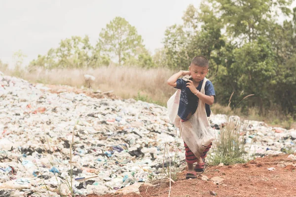 Niño Llevando Una Bolsa Basura Para Vender Las Vidas Estilos — Foto de Stock