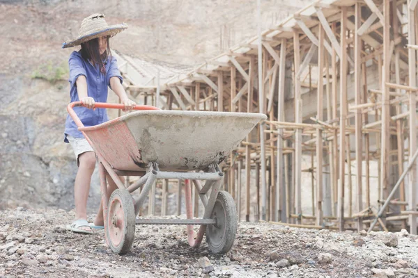 子供働かされて建設等児童労働反対世界日コンセプト — ストック写真