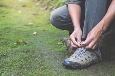 Bir orman yolu ve hiking yaşam tarzı üzerinde yürüyen ayakkabı adam. kavram seyahat hiking.
