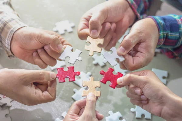 Primo Piano Uomo Donna Affari Con Puzzle Pezzi Concetto Strategia — Foto Stock