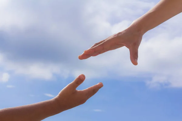 Helfende Hände Himmel Hintergrund Rettungskonzept Religion — Stockfoto
