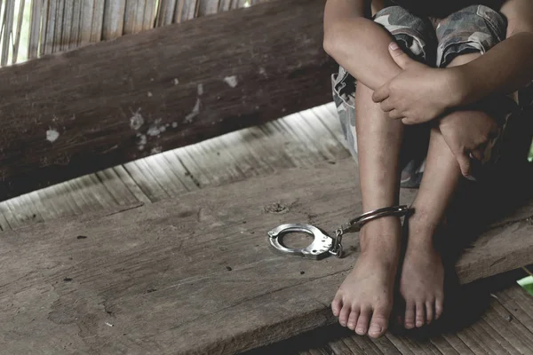 Jongen Vergrendeld Met Een Shackle Slachtoffers Van Mensenhandel Geweld Tegen — Stockfoto