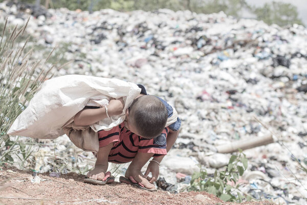 Poor children earn money by selling garbage.
