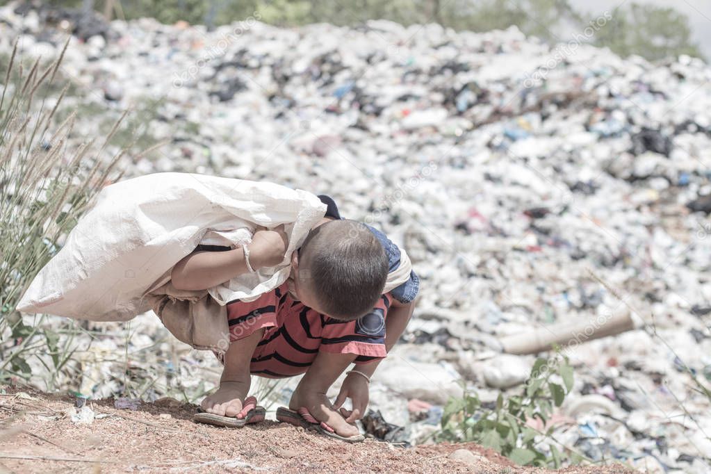 Poor children earn money by selling garbage.