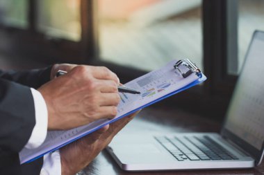 Pazar analysi tanıtımı sırasında işadamlarından eller