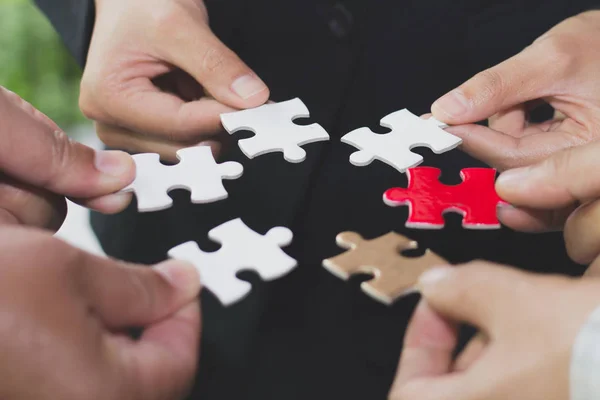 Hände Verschiedener Menschen Die Puzzle Miteinander Verbinden Team Das Sich — Stockfoto