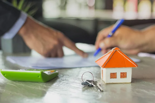 Makelaar Huis Toets Ingedrukt Houden Aan Zijn Cliënt Ondertekening Van — Stockfoto