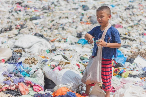 Niños Caminan Para Encontrar Chatarra Para Venta Reciclarlos Vertederos Las — Foto de Stock