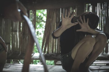 Adam bir kemer taşıyan saldıran kadınlar, Aile içi şiddet, kadınlara karşı kötüye durdurma kavramı.