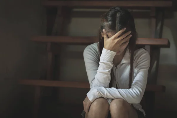 Kvinnor Sitter Stegar Ensam Och Deprimerad Familjeproblem Begreppet Missbruk Mot — Stockfoto
