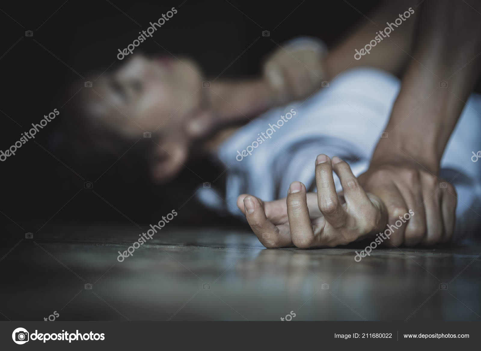强奸 强奸妇女的男子家庭暴力对妇女的性骚扰和强奸的概念——图库图片© Tinnakorn #211680022