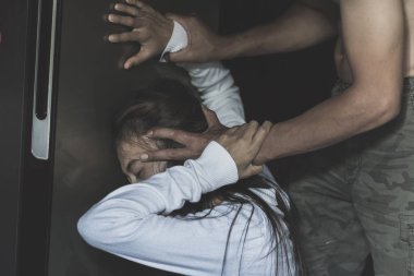 Kocası saldırıya eşi ağır, genç kadına tecavüz evde, kadın cinsel istismar, kadınlar aile içi şiddet ve istismarı.