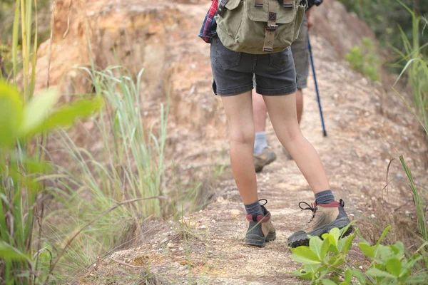 Kvinna Och Man Väg Bergskog Visa Från Baksidan Ben Sneakers — Stockfoto