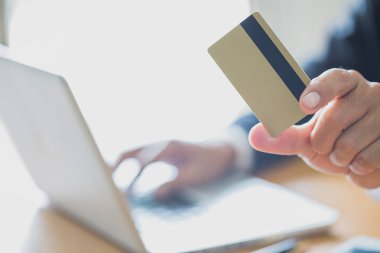 Kredi kartları tutan işadamları alışveriş online kredi kartı tutan ve dizüstü bilgisayar kullanarak eller ayrıntılarını yazdırma. 