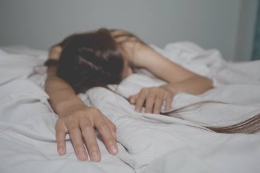 Avucunun durdurmak için sinyal veren bir kadın. Moody görüntü bir kadın olmak taciz, tecavüz, dayak, tehdit, soydular, Aile içi şiddet bir kavramdır.