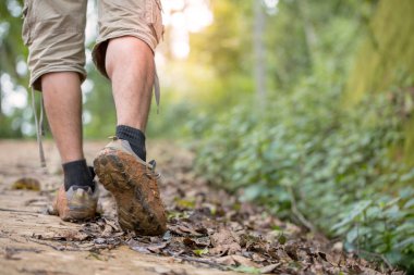 Sırt çantası ile hiking macera erkek ayakkabı eylem bir dağ iz yolu erkek yürüyüşçüler ayakkabılar Close-up hiking.