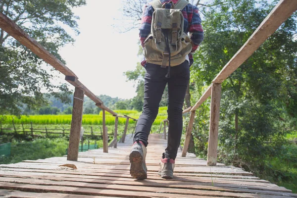 Macera Adamı Sırt Çantası Ile Kadın Yürüyüşçüler Ayakkabılar Close Hiking — Stok fotoğraf
