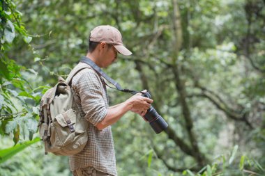 Doğa'da yürüyüş yaparken kamerayla çekilen fotoğrafları sonuçlarını bakmak erkek hiking.