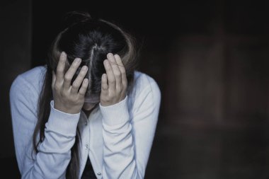  Depresyon, Aile sorunları, mutfak, istismar ve insanlar kavramı ile yalnız merdivenlerde oturan kadın