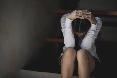  Depresyon, Aile sorunları, mutfak, istismar ve insanlar kavramı ile yalnız merdivenlerde oturan kadın