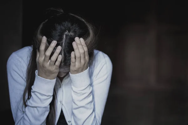 Vrouwen Zitten Trap Alleen Met Depressie Gezinsproblemen Keuken Misbruik Mensen — Stockfoto