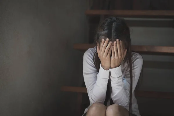 Vrouwen Zitten Trap Alleen Met Depressie Gezinsproblemen Keuken Misbruik Mensen — Stockfoto