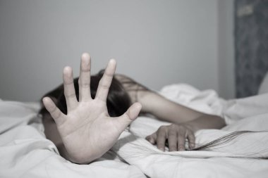 Terk edilmiş binada görüntü açısı esaret kadın, kadınlara, şiddet stop bulanıklık Dünya Kadınlar Günü