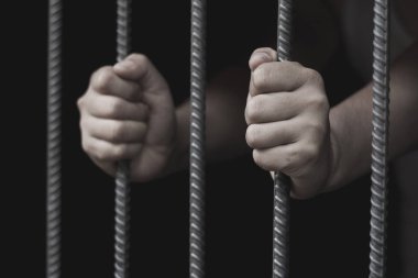 Bir mahkumu yakalamak bir hücre, mahkumlar ve polis kavramı çelik bir kafese