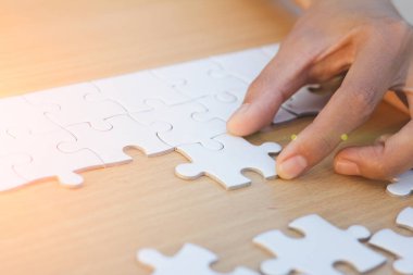 Eller iş kadın yapboz puzzleon, bağlama, yakın ekip çalışması çalışma alanı'na başarı ve stratejisi kavramı.