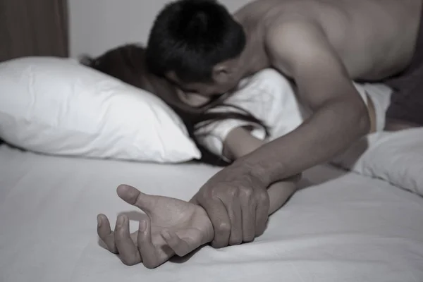 Mężczyźni Idą Gwałtu Boli Kobiet Hotel Stop Zgwałceń Nadużyć Seksualnych — Zdjęcie stockowe