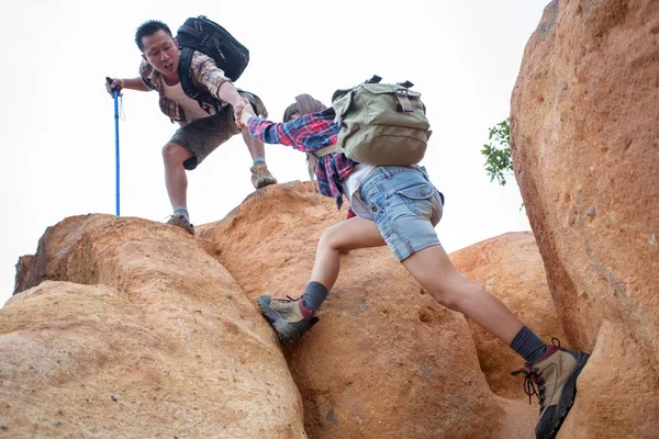 Equipo Escaladores Hombre Mujer Ayudan Mutuamente Cima Montaña Escalada Senderismo — Foto de Stock