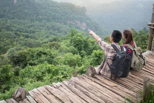 Erkek Kadın Dağlar Zevk Cliff Üzerinde Oturan Çift Mutlu Duygular — Stok fotoğraf