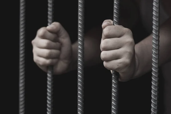 Заключенный Ловит Стальную Клетку Камере Заключенных Полицейскую Концепцию — стоковое фото