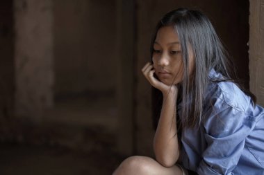  Zavallı küçük bir Tayland kız kayıp derin düşünceler, yoksulluk ve yoksul çocuklara portresi