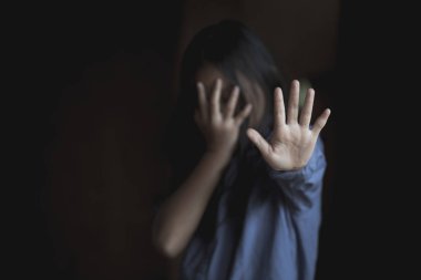 Çocuk şiddet ve ticaretini durdurmak. Dur şiddet karşı çocuk, Çocuk esaret açı görüntüde bulanıklık, insan hakları günü kavramı.