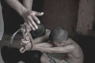 Çocuk şiddet ve ticaretini durdurmak. Dur şiddet karşı çocuk, Çocuk esaret açı görüntüde bulanıklık, insan hakları günü kavramı.