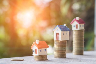 Bozuk para, para ve ev yığını, emlak yatırımı, yığınla madeni parayla tasarruf, ipotek konsepti.... 