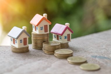 Bozuk para, para ve ev yığını, emlak yatırımı, yığınla madeni parayla tasarruf, ipotek konsepti.... 