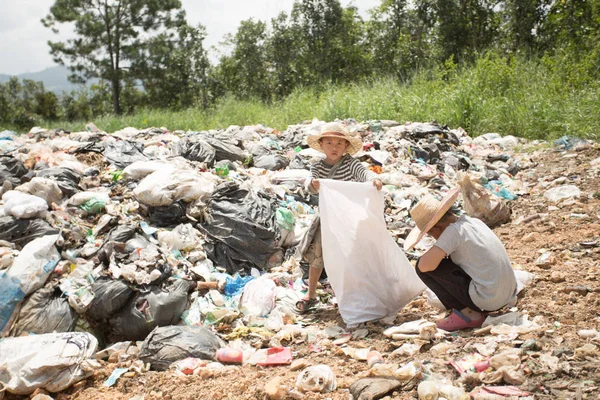Imagen Borrosa Los Niños Encuentran Chatarra Para Venta Los Reciclan — Foto de Stock
