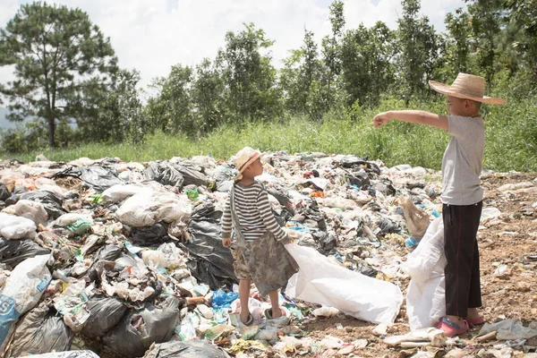 Imagen Borrosa Los Niños Encuentran Chatarra Para Venta Los Reciclan — Foto de Stock