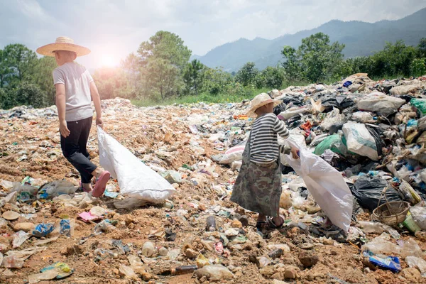 Kuva Hämärtyy Lapset Löytävät Roskaa Myytäväksi Kierrättävät Niitä Kaatopaikoille Köyhien — kuvapankkivalokuva